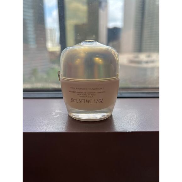 Shiseido Future Solution LX Total Radiance Foundation SPF 20 - Picture 3 of 3
